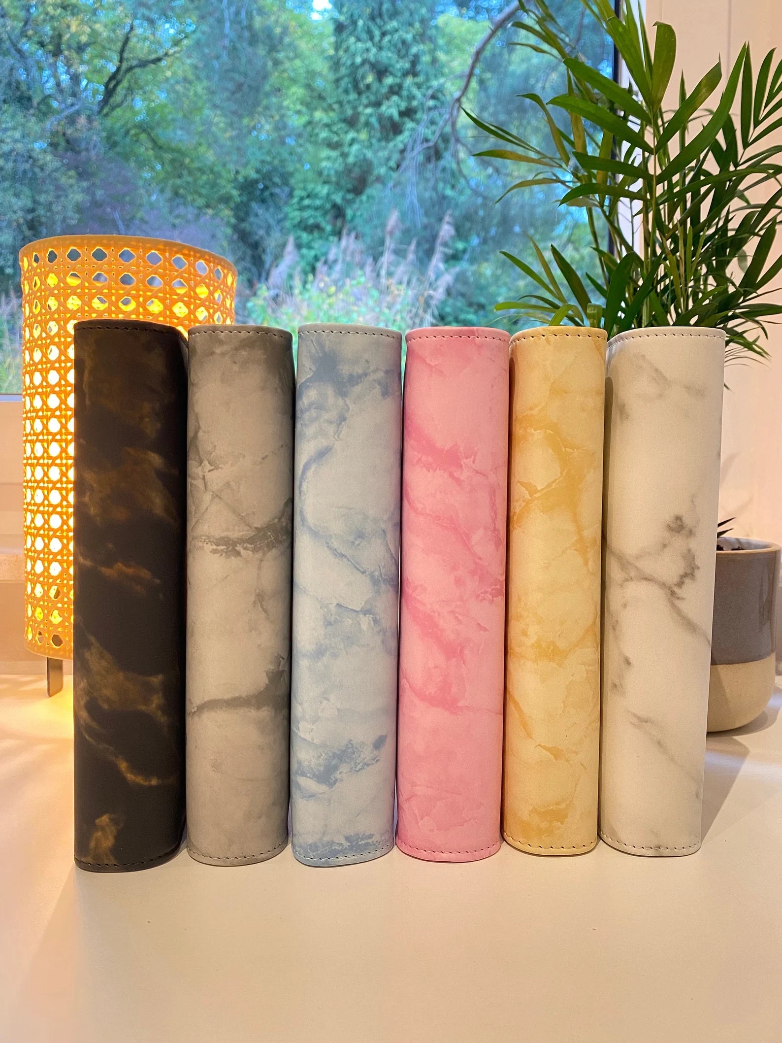 Marmorierte Binder in schwarz, grau blau, rosa, gelb und weiß 